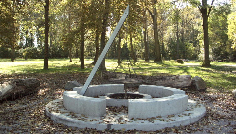 Vandalismusresistente Betongrillstelle im Stadtpark neben einem Skatepark.