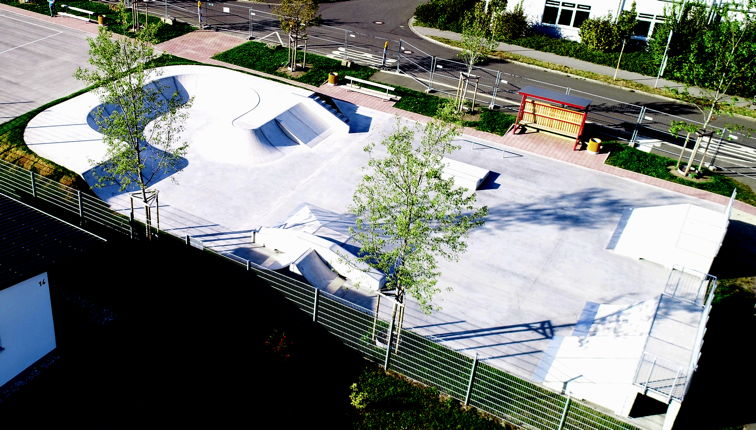 Skateanlage mit offenem Bowl